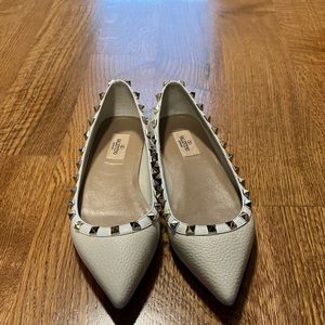 Dupe- similar to Valentino Rockstud flats